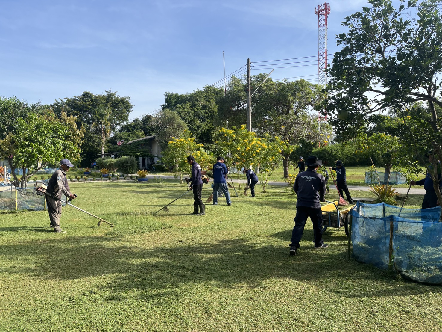 กิจกรรมปรับปรุงภูมิทัศน์บริเวณอาคารสำนักงาน..คลิก