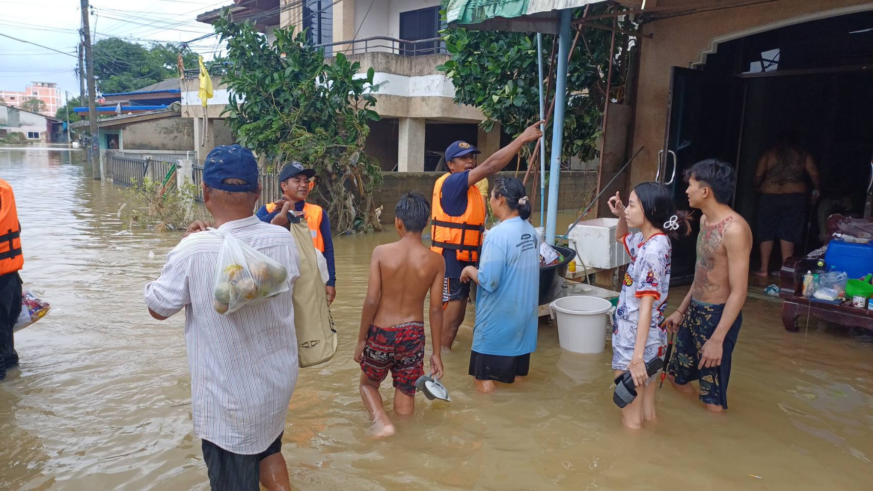 ช่วยเหลือผู้ประสบภัยน้ำท่วม ในพื้นที่ อ.หาดใหญ่ จ.สงขลา