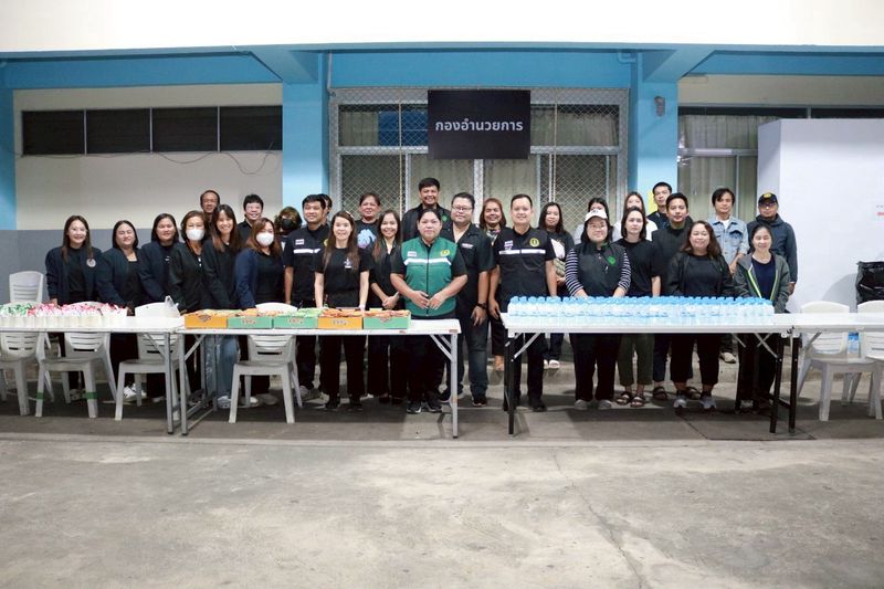 สำนักงานประมงจังหวัดนครสวรรค์ ร่วมอำนวยความสะดวกประชาชนจากจังหวัดลำปาง ในการเดินทางไปเข้าเฝ้า กราบถวายบังคมพระบรมศพ สมเด็จพระนางเจ้าสิริกิติ์ พระบรมราชินีนาถ พระบรมราชชนนีพันปีหลวง..คลิก