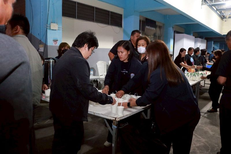 สำนักงานประมงจังหวัดนครสวรรค์ ร่วมอำนวยความสะดวกประชาชนจากจังหวัดลำปาง ในการเดินทางไปเข้าเฝ้า กราบถวายบังคมพระบรมศพ สมเด็จพระนางเจ้าสิริกิติ์ พระบรมราชินีนาถ พระบรมราชชนนีพันปีหลวง