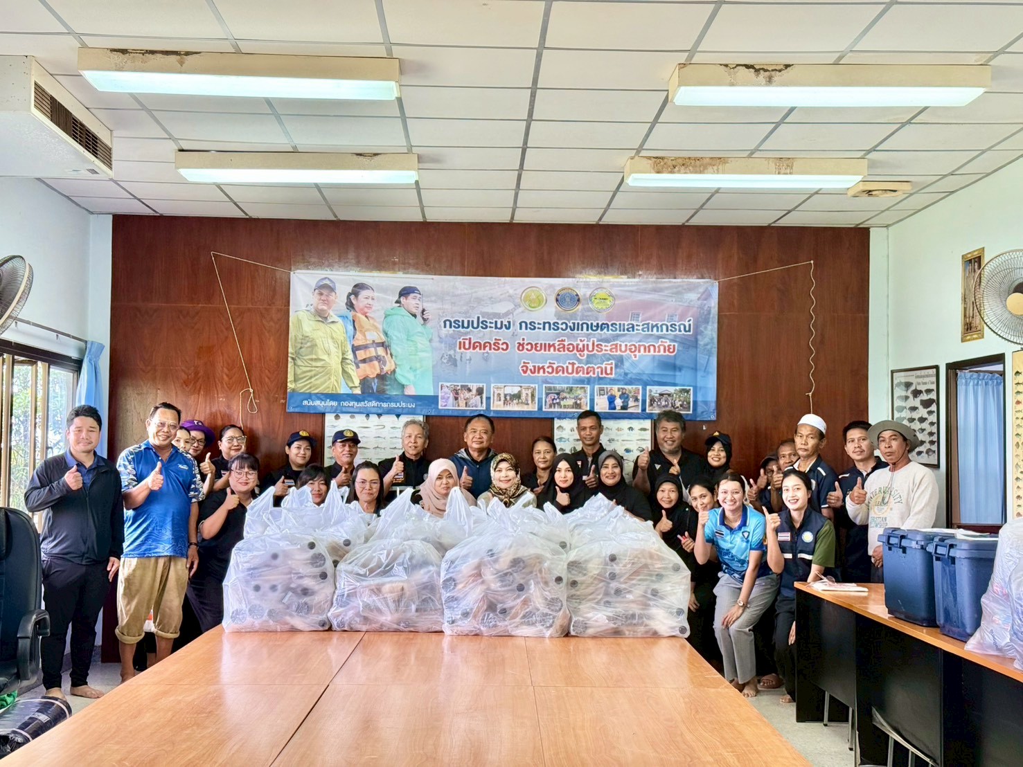 กรมประมง กระทรวงเกษตรและสหกรณ์เปิดครัวช่วยเหลือผู้ประสบอุทกภัย ในพื้นที่อำเภอยะหริ่งและอำเภอเมือง จังหวัดปัตตานี