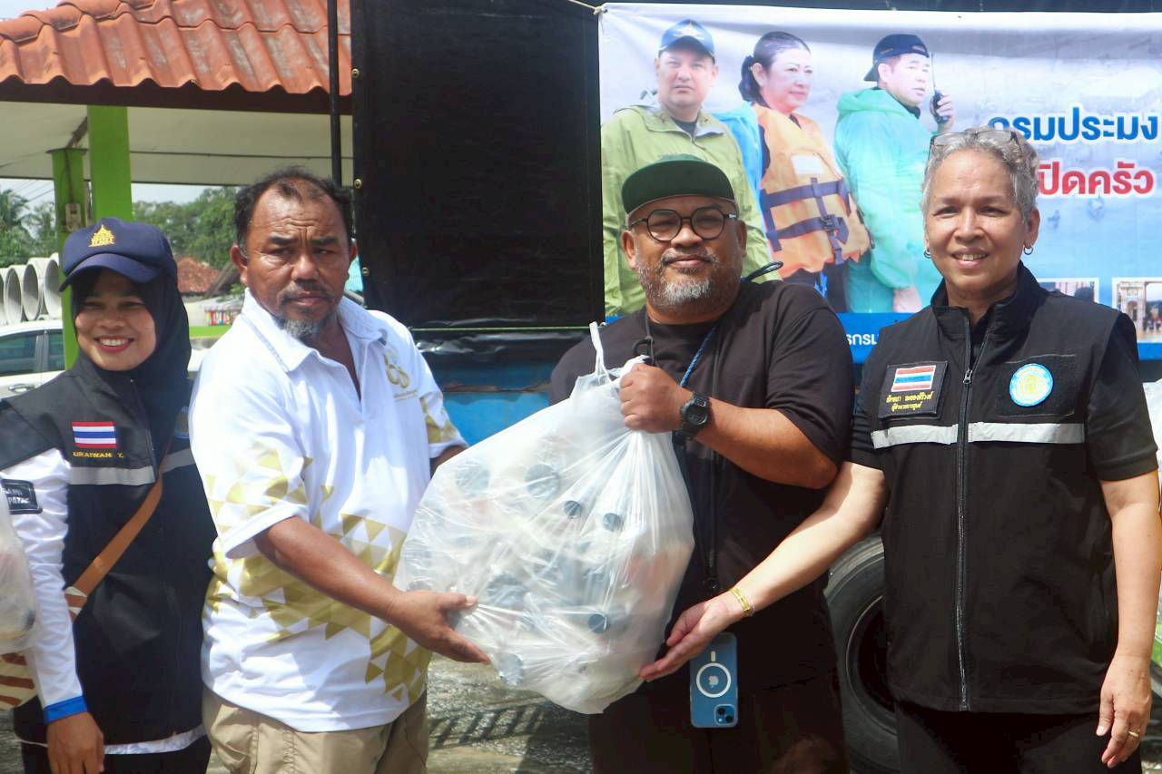 กรมประมง กระทรวงเกษตรและสหกรณ์เปิดครัวช่วยเหลือผู้ประสบอุทกภัย ในพื้นที่อำเภอยะหริ่งและอำเภอเมือง จังหวัดปัตตานี