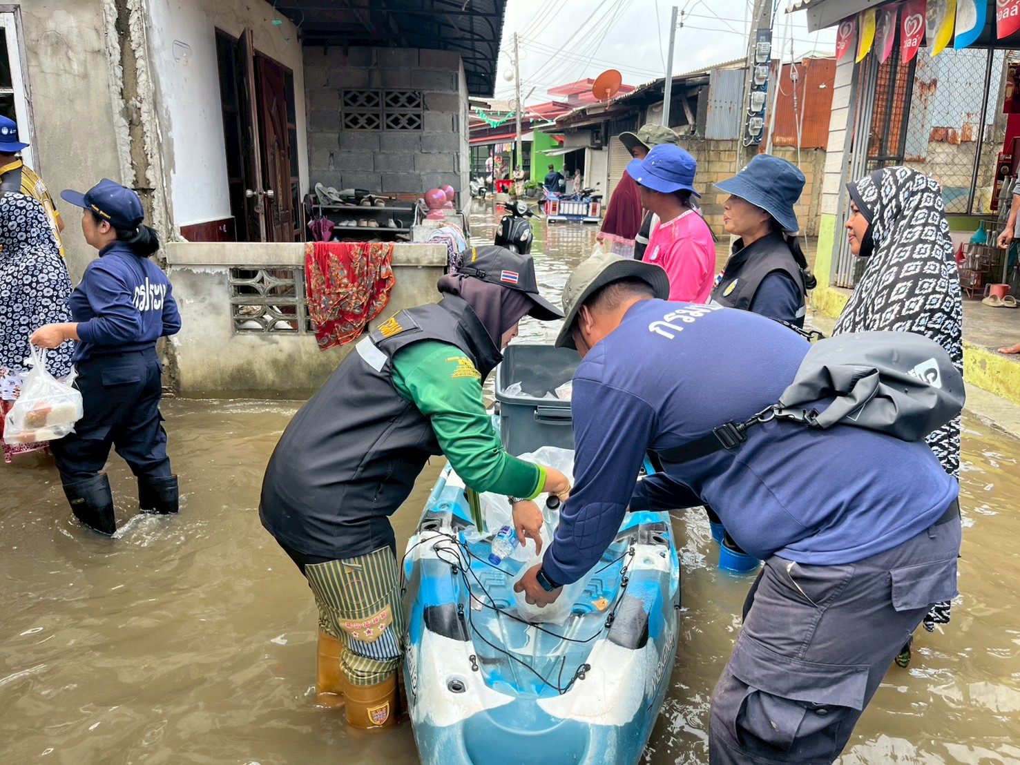 กรมประมง กระทรวงเกษตรและสหกรณ์เปิดครัวช่วยเหลือผู้ประสบอุทกภัย ในพื้นที่อำเภอยะหริ่งและอำเภอเมือง จังหวัดปัตตานี