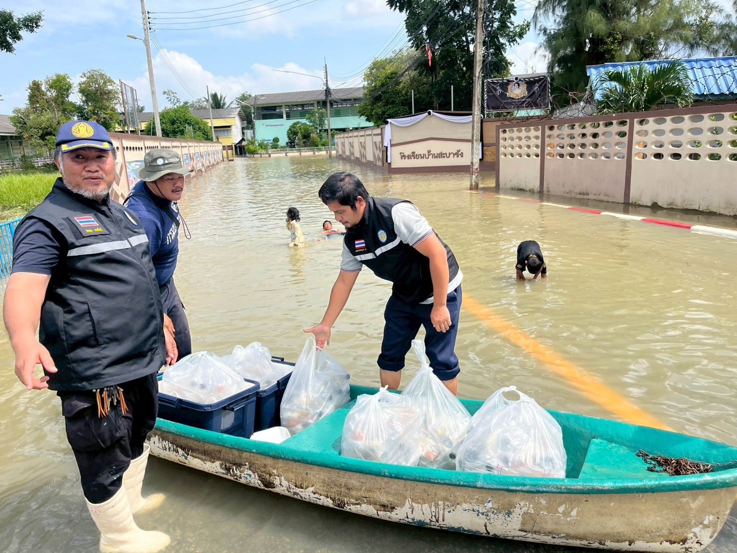 กรมประมง กระทรวงเกษตรและสหกรณ์เปิดครัวช่วยเหลือผู้ประสบอุทกภัย ในพื้นที่อำเภอยะหริ่งและอำเภอเมือง จังหวัดปัตตานี