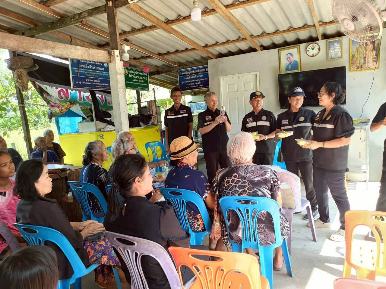 กรมประมง กระทรวงเกษตรและสหกรณ์เปิดครัวช่วยเหลือผู้ประสบอุทกภัย ในเขตพื้นที่อำเภอสายบุรีและอำเภอปานาเระ จังหวัดปัตตานี