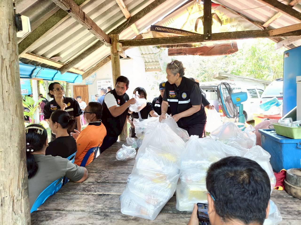 กรมประมง กระทรวงเกษตรและสหกรณ์เปิดครัวช่วยเหลือผู้ประสบอุทกภัย ในเขตพื้นที่อำเภอสายบุรีและอำเภอปานาเระ จังหวัดปัตตานี