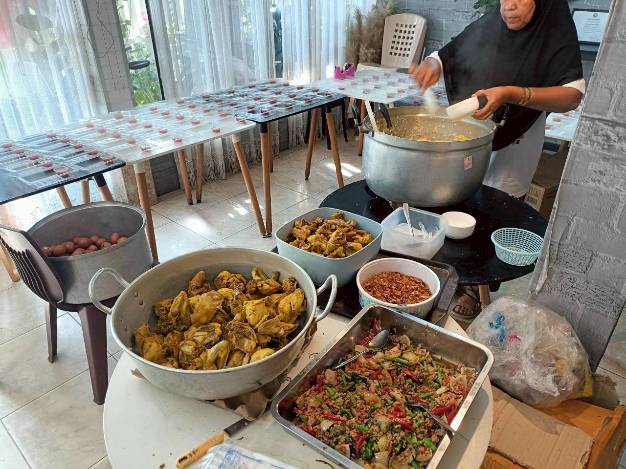 กรมประมง กระทรวงเกษตรและสหกรณ์เปิดครัวช่วยเหลือผู้ประสบอุทกภัย ในเขตพื้นที่อำเภอสายบุรีและอำเภอปานาเระ จังหวัดปัตตานี