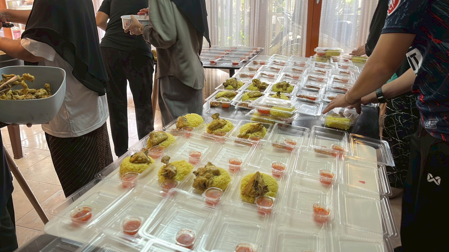 กรมประมง กระทรวงเกษตรและสหกรณ์เปิดครัวช่วยเหลือผู้ประสบอุทกภัย ในเขตพื้นที่อำเภอสายบุรีและอำเภอปานาเระ จังหวัดปัตตานี