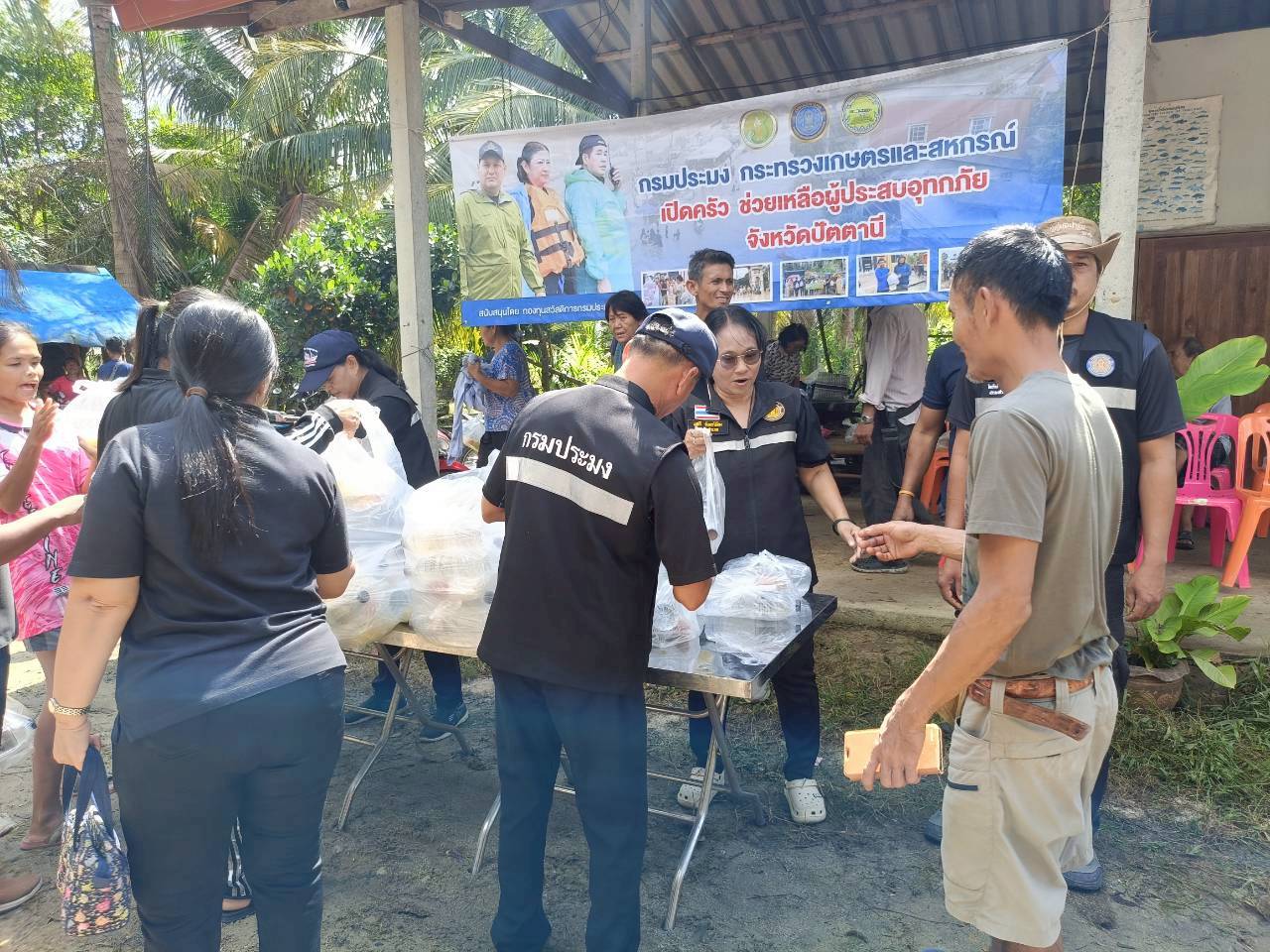 กรมประมง กระทรวงเกษตรและสหกรณ์เปิดครัวช่วยเหลือผู้ประสบอุทกภัย ในเขตพื้นที่อำเภอสายบุรีและอำเภอปานาเระ จังหวัดปัตตานี