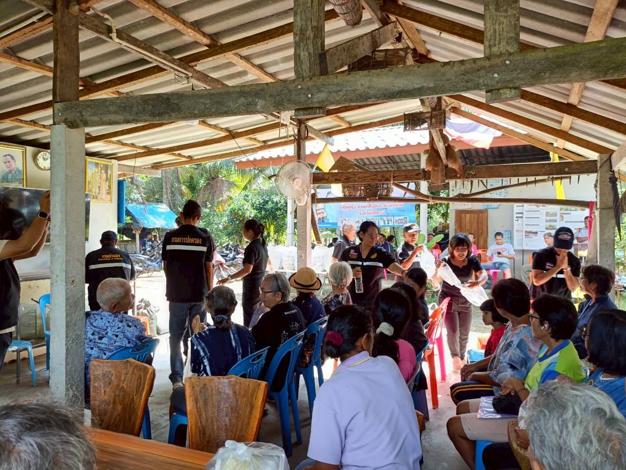 กรมประมง กระทรวงเกษตรและสหกรณ์เปิดครัวช่วยเหลือผู้ประสบอุทกภัย ในเขตพื้นที่อำเภอสายบุรีและอำเภอปานาเระ จังหวัดปัตตานี