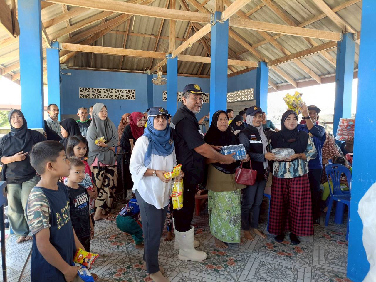 กรมประมง กระทรวงเกษตรและสหกรณ์เปิดครัวช่วยเหลือผู้ประสบอุทกภัย ในเขตพื้นที่อำเภอสายบุรีและอำเภอปานาเระ จังหวัดปัตตานี