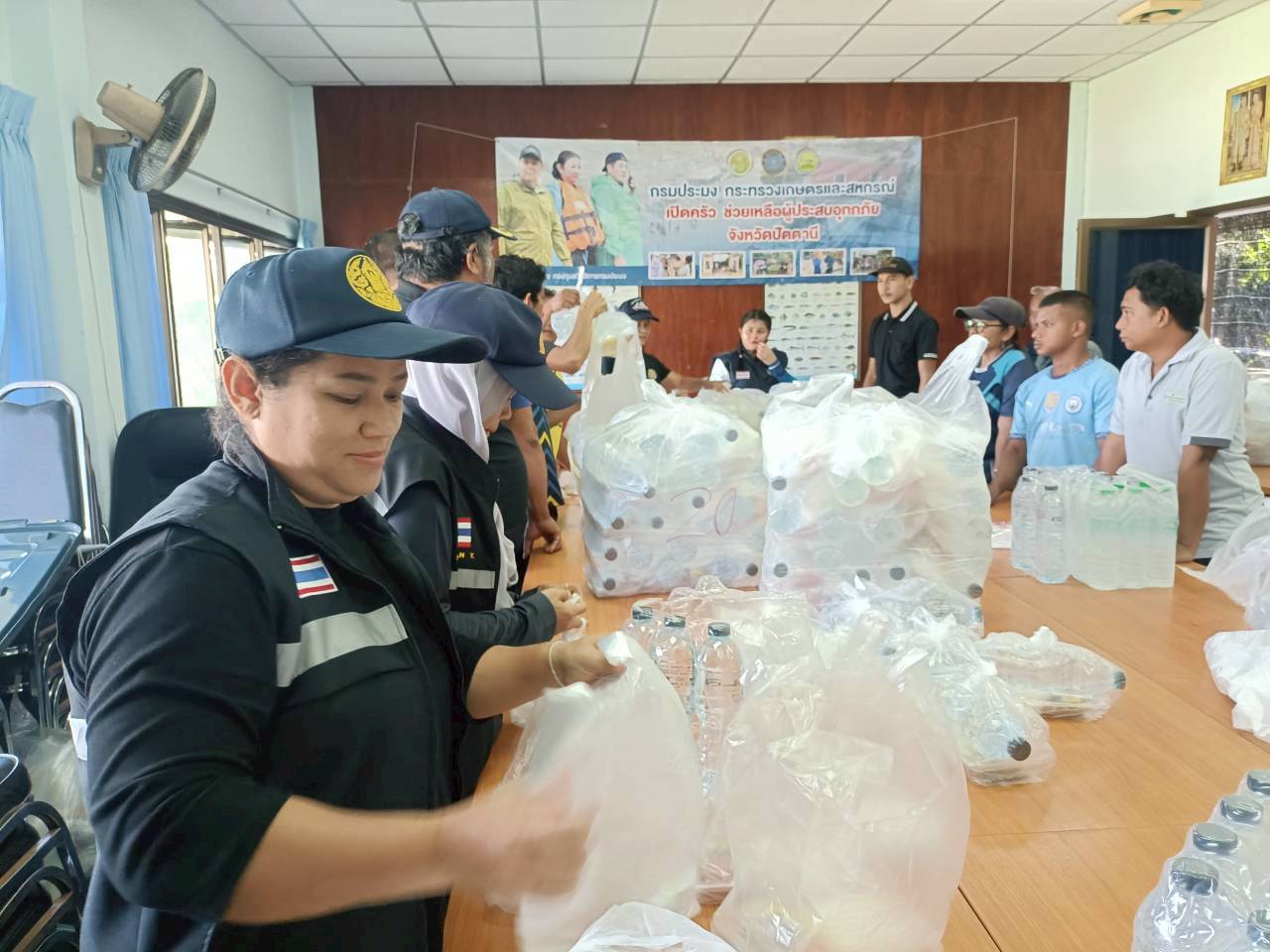 กรมประมง กระทรวงเกษตรและสหกรณ์เปิดครัวช่วยเหลือผู้ประสบอุทกภัย ในเขตพื้นที่อำเภอสายบุรีและอำเภอปานาเระ จังหวัดปัตตานี