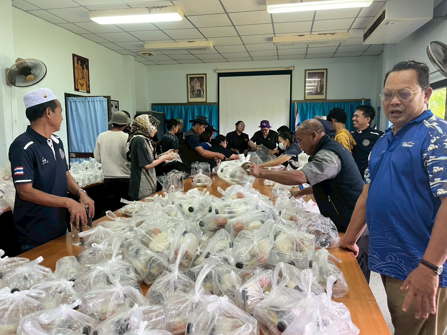 กรมประมง กระทรวงเกษตรและสหกรณ์เปิดครัวช่วยเหลือผู้ประสบอุทกภัย ในพื้นที่อำเภอยะหริ่งและอำเภอเมือง จังหวัดปัตตานี