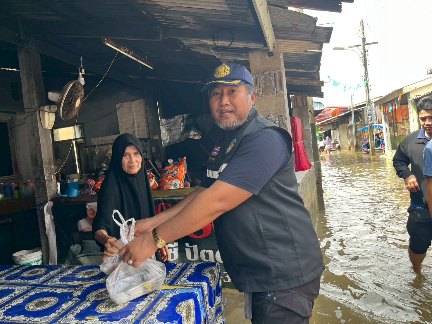 กรมประมง กระทรวงเกษตรและสหกรณ์เปิดครัวช่วยเหลือผู้ประสบอุทกภัย ในพื้นที่อำเภอยะหริ่งและอำเภอเมือง จังหวัดปัตตานี