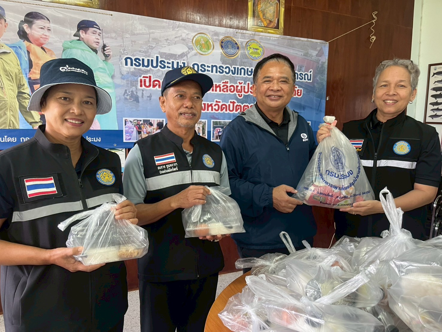 กรมประมง กระทรวงเกษตรและสหกรณ์เปิดครัวช่วยเหลือผู้ประสบอุทกภัย ในพื้นที่อำเภอยะหริ่งและอำเภอเมือง จังหวัดปัตตานี