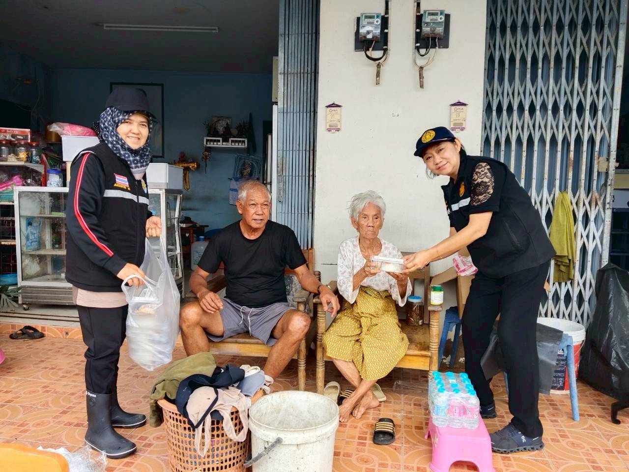 มอบอาหารปรุงสำเร็จ จำนวน 250 กล่อง และน้ำดื่มจำนวน 480 ขวด..คลิก