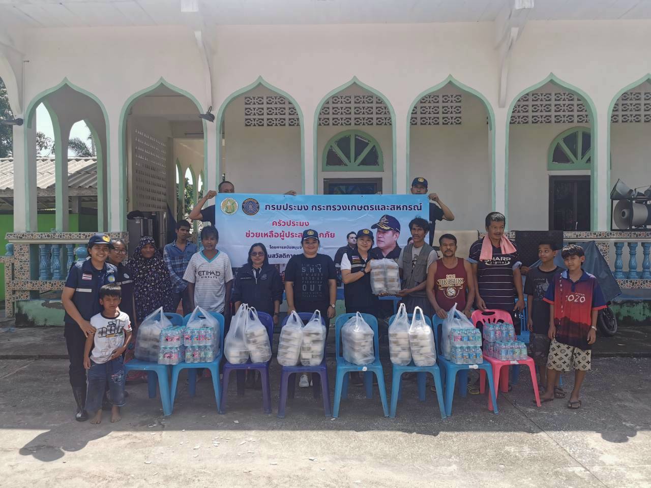 มอบอาหารปรุงสำเร็จ พร้อมน้ำดื่มจำนวน 700 ชุด เพื่อช่วยเหลือให้แก่ผู้ประสบภัยน้ำท่วม..คลิก