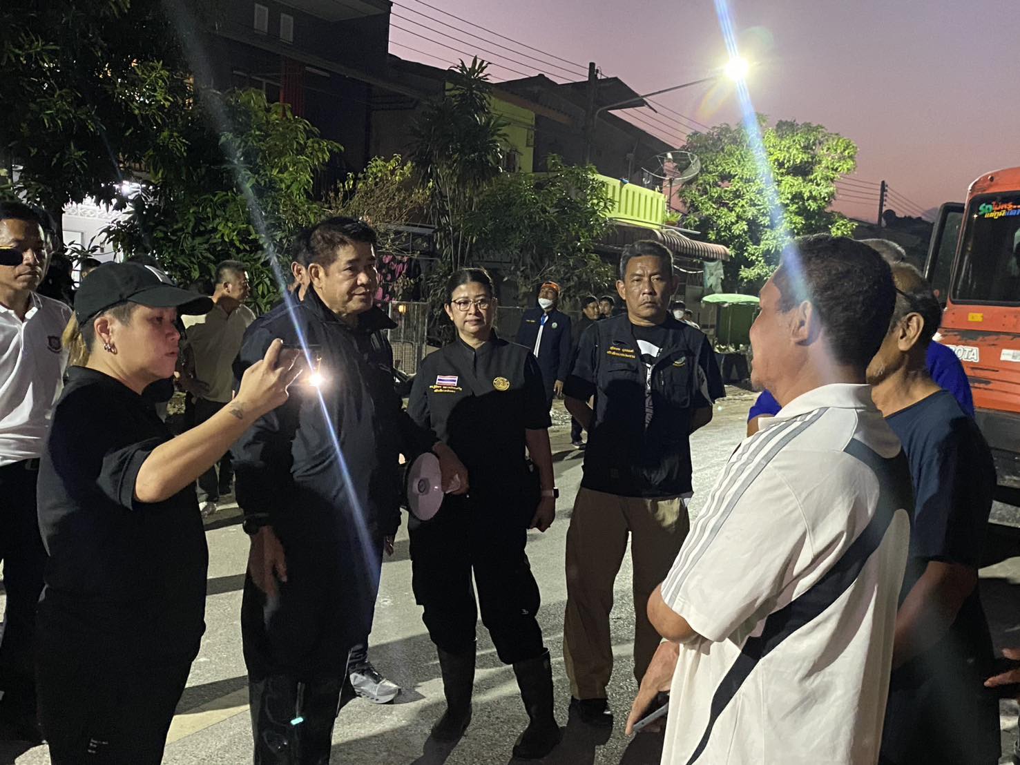 ช่วยเหลืออย่างต่อเนื่อง ผอ.ซุล ส่งเจ้าหน้าที่กองด่าน ช่วย อธิบดี แจกถุงยังชีพ-อาหารในพื้นที่น้ำท่วมหาดใหญ่