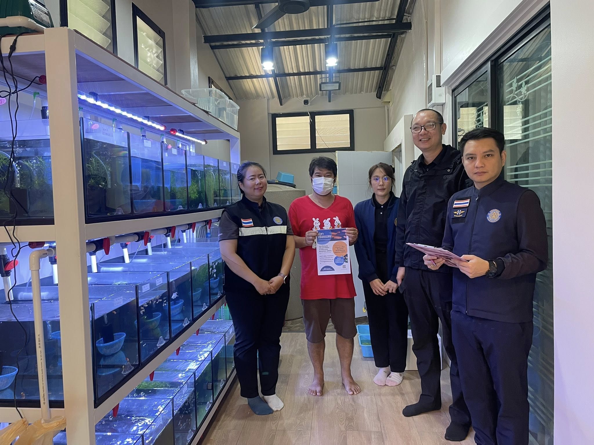 สำนักงานประมงพื้นที่กรุงเทพมหานครลงพื้นที่ให้บริการเกษตรกรด้านการประมง ตรวจติดตามการทำการเพาะเลี้ยงสัตว์น้ำควบคุมฯ และประชาสัมพันธ์พรก.ประมง พ.ศ.2558 เรื่อง ห้ามเพาะเลี้ยง ห้ามปล่อยสัตว์น้ำดัดแปลงพันธุกรรม (GMOs)