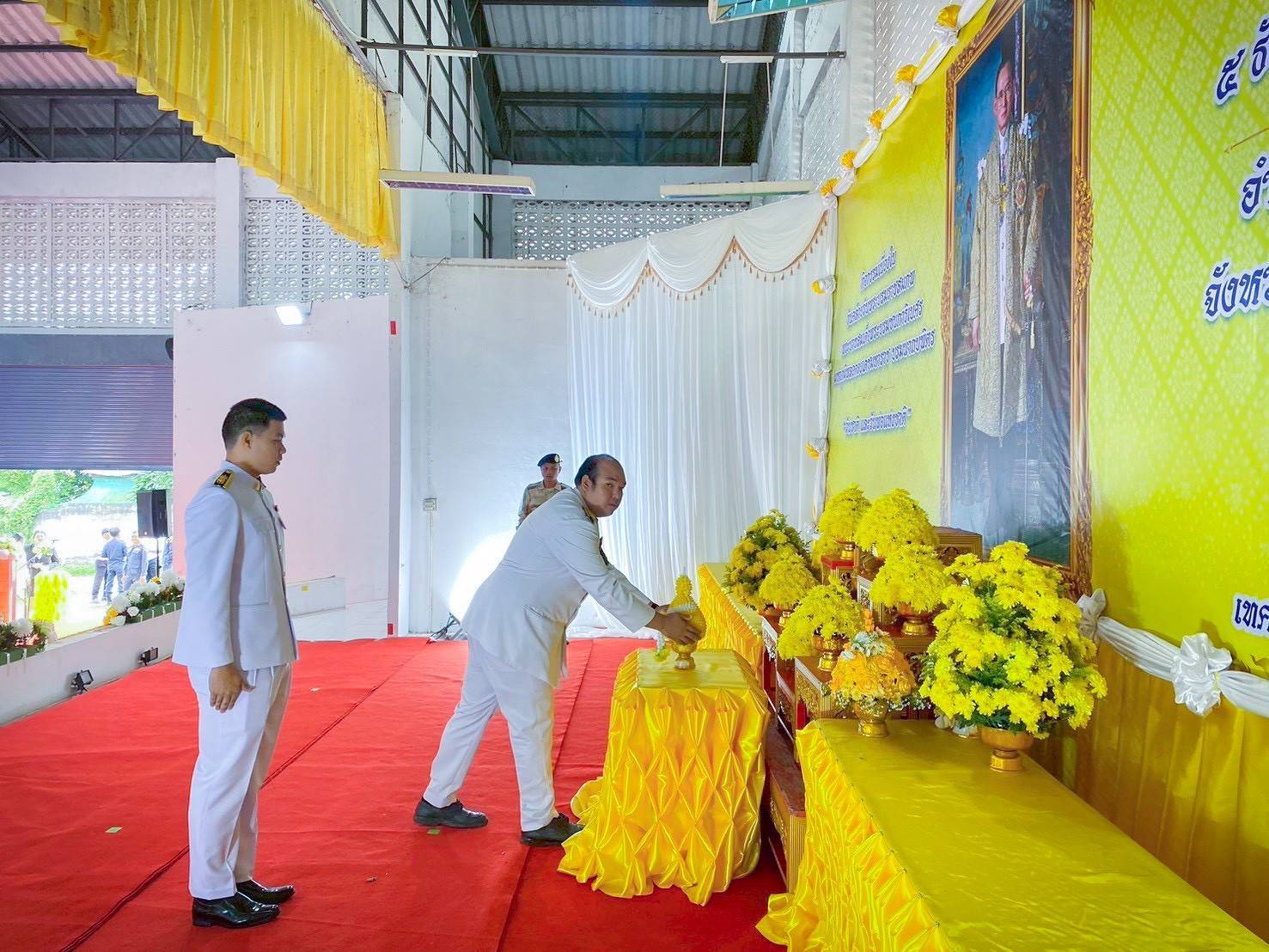 ร่วมพิธีวางพานพุ่มดอกไม้ เนื่อ