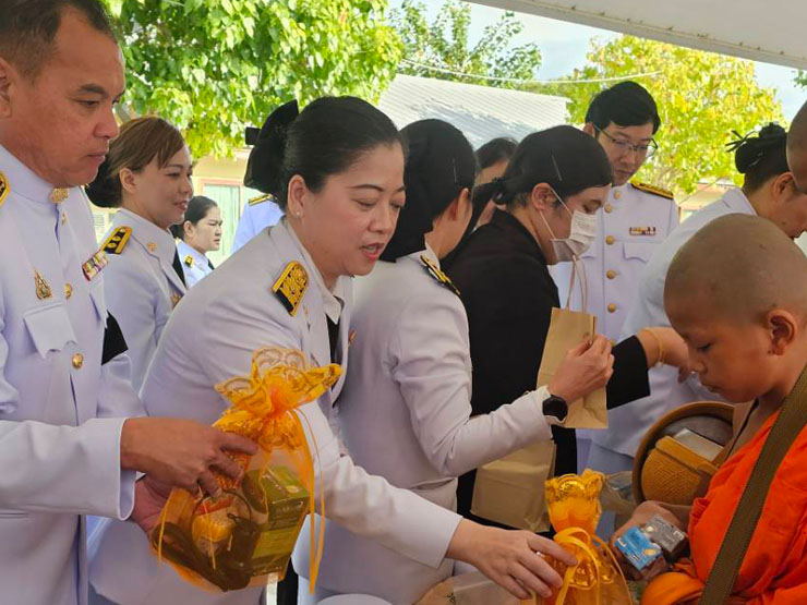 ผอ.ศพช.ฉะเชิงเทรา พร้อมด้วยข้าราชการเข้าร่วมกิจกรรมเนื่องในวันคล้ายวันพระบรมราชสมภพ พระบาทสมเด็จพระบรมชนกาธิเบศร มหาภูมิพลอดุลยเดชมหาราช บรมนาถบพิตร วันชาติและวันพ่อแห่งชาติ ๕ ธันวาคม ๒๕๖๘ ณ บริเวณศาลาอัญเชิญหลวงพ่อโสธรขึ้นจากแม่น้ำบางปะกง วัดโสธรวรารามวรวิหาร ตำบลหน้าเมือง อำเภอเมือง จังหวัดฉะเชิงเทรา