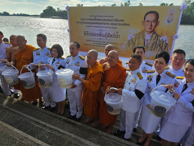 ผอ.ศพช.ฉะเชิงเทรา พร้อมด้วยข้าราชการเข้าร่วมกิจกรรมเนื่องในวันคล้ายวันพระบรมราชสมภพ พระบาทสมเด็จพระบรมชนกาธิเบศร มหาภูมิพลอดุลยเดชมหาราช บรมนาถบพิตร วันชาติและวันพ่อแห่งชาติ ๕ ธันวาคม ๒๕๖๘ ณ บริเวณศาลาอัญเชิญหลวงพ่อโสธรขึ้นจากแม่น้ำบางปะกง วัดโสธรวรารามวรวิหาร ตำบลหน้าเมือง อำเภอเมือง จังหวัดฉะเชิงเทรา..คลิก