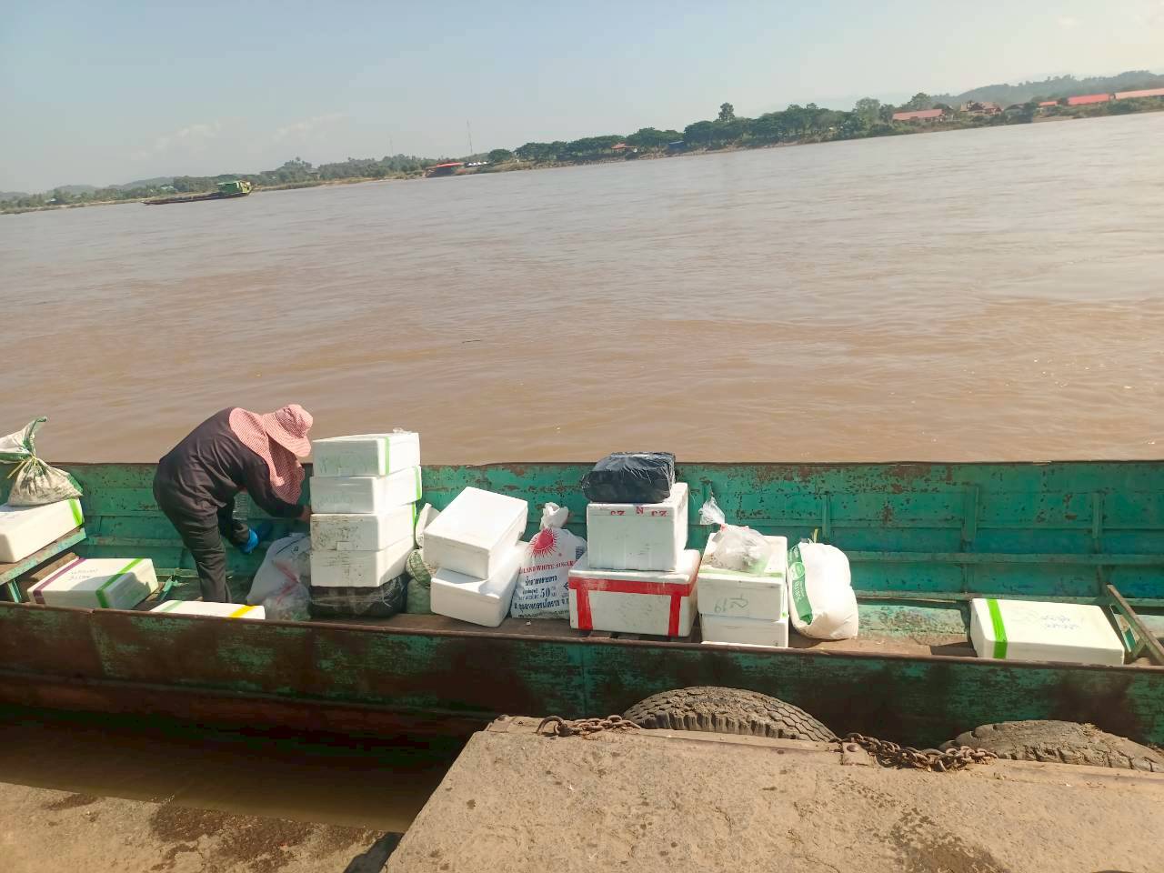 เจ้าหน้าที่ศูนย์บริหารจัดการด่านตรวจประมงเขต 1 (เชียงราย) ตรวจสอบสินค้าประมงส่งออกไปยังสาธารณรัฐประชาธิปไตยประชาชนลาว