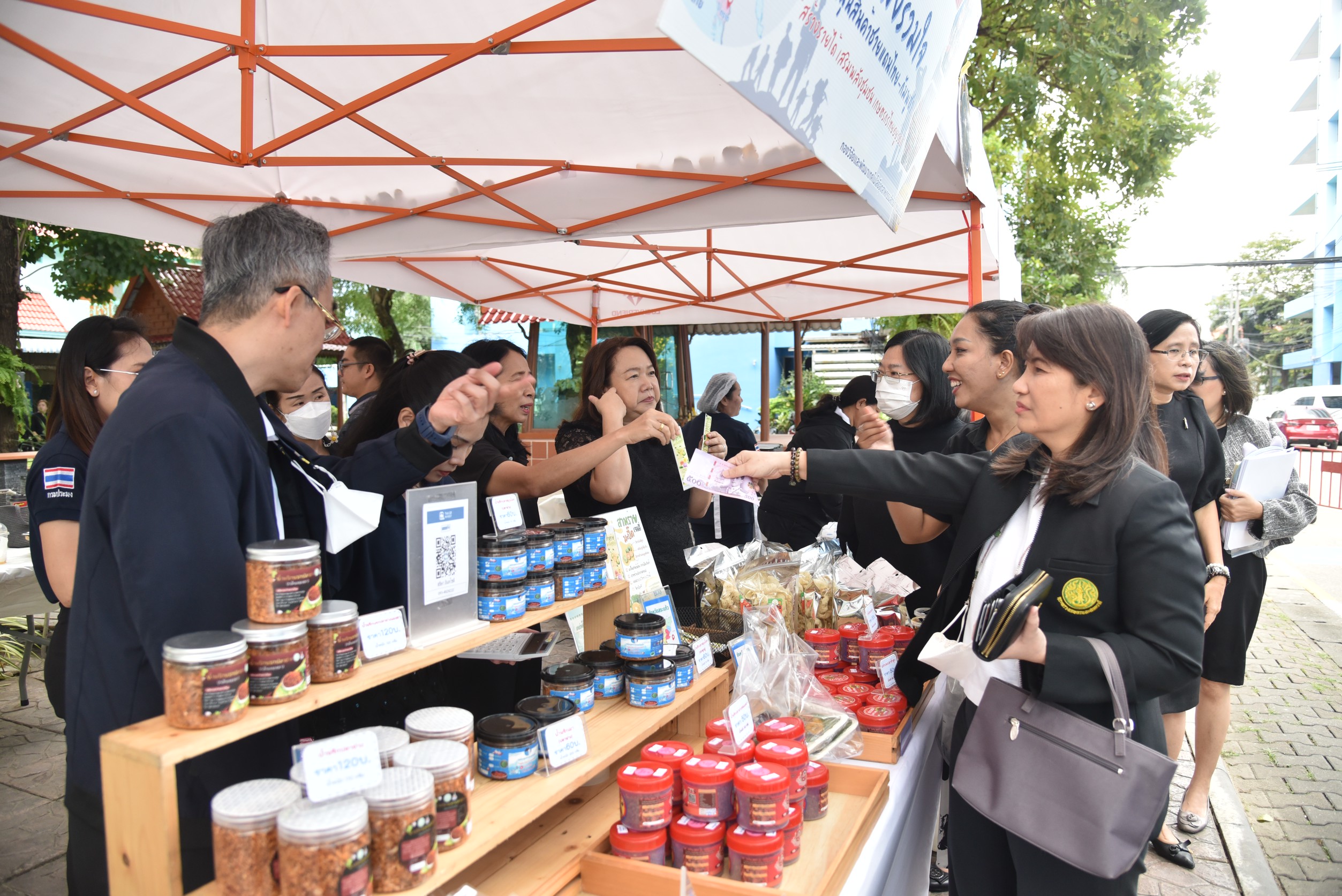 อธิบดีกรมประมง ร่วมกิจกรรมตลาด