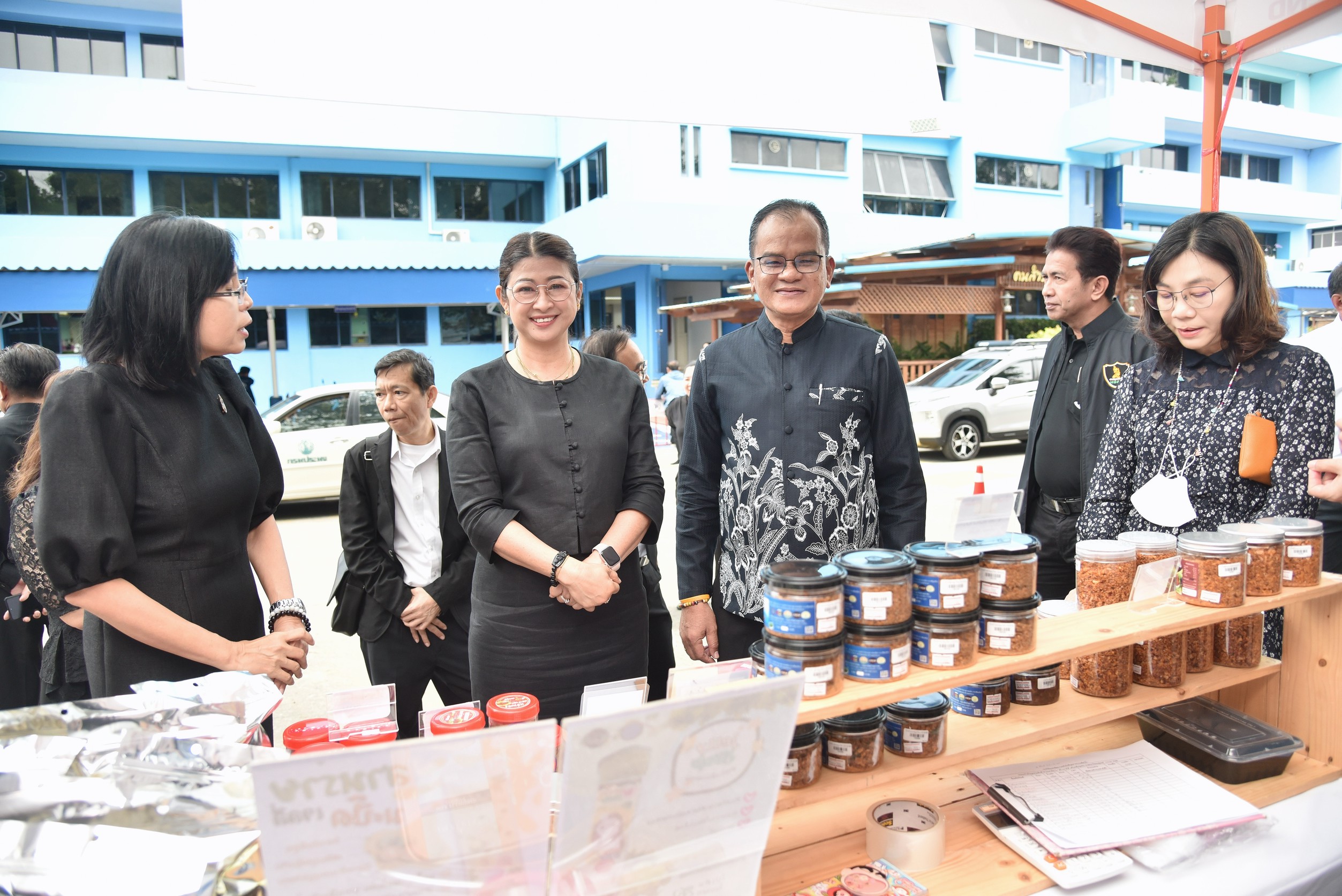 อธิบดีกรมประมง ร่วมกิจกรรมตลาดประมงร่วมใจ อุดหนุนสินค้าชายแดนไทย – กัมพูชา สร้างรายได้ เสริมพลังชุมชน เกษตรกรไทยอยู่รอด