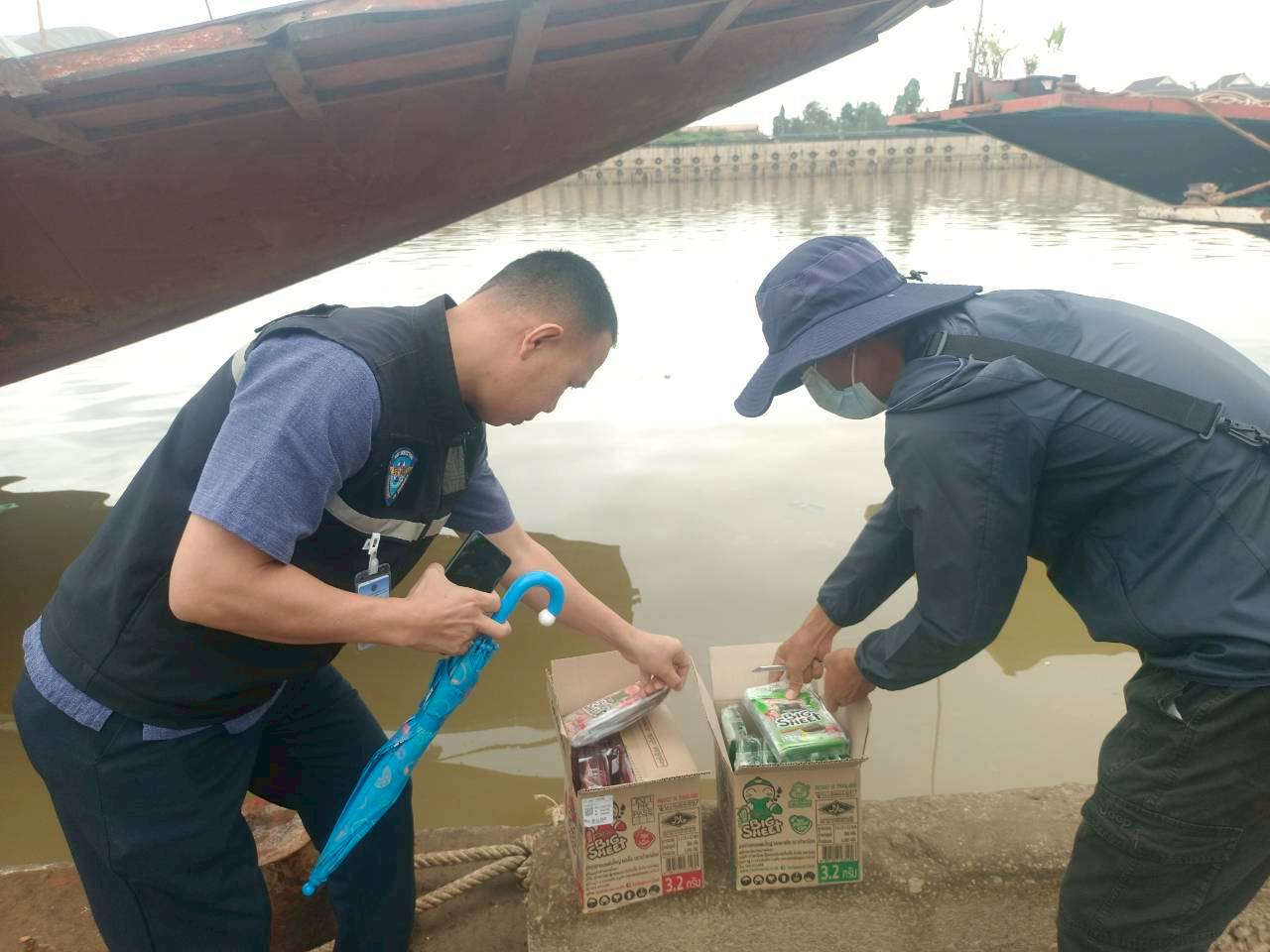 เจ้าหน้าที่ศูนย์บริหารจัดการด่านตรวจประมงเขต 1 (เชียงราย) ตรวจสอบสินค้าประมงส่งออกไปยังสาธารณรัฐประชาธิปไตยประชาชนลาว และสาธารณรัฐแห่งสหภาพเมียนมา