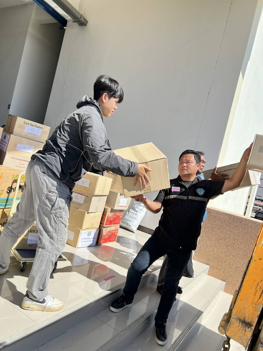 กิจกรรมจิตอาสาอำนวยความสะดวกแก่ประชาชนที่ได้รับผลกระทบจากสถานการณ์สู้รบชายแดนไทย-กัมพูชา