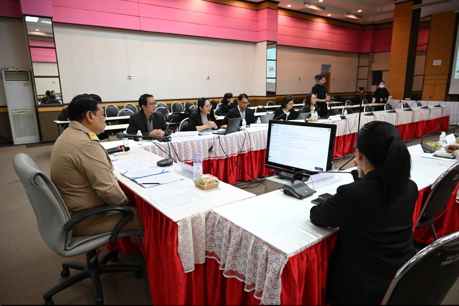 ร่วมประชุมกลุ่มย่อยเพื่อรับฟังความคิดเห็น คณะกรรมการขับเคลื่อนแผนปฏิบัติการด้านการจัดการด้านอาหารระดับจังหวัด พื้นที่เขตสุขภาพที่ 5..คลิก