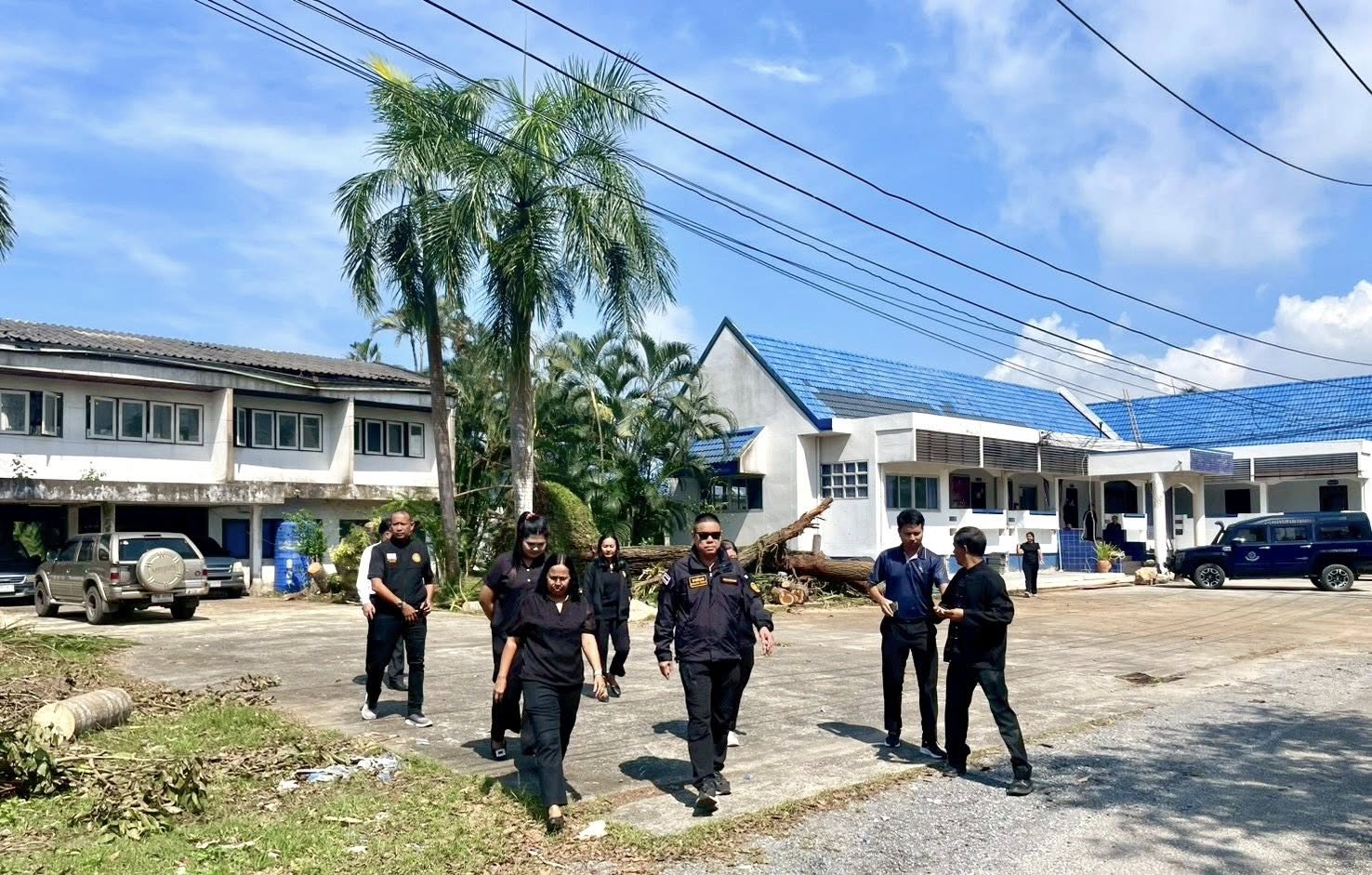 นายอำเภอกาญจนดิษฐ์ ได้มาตรวจเยี่ยมศูนย์ฯ และตรวจสอบความเสียหายที่เกิดจากพายุลมแรง 