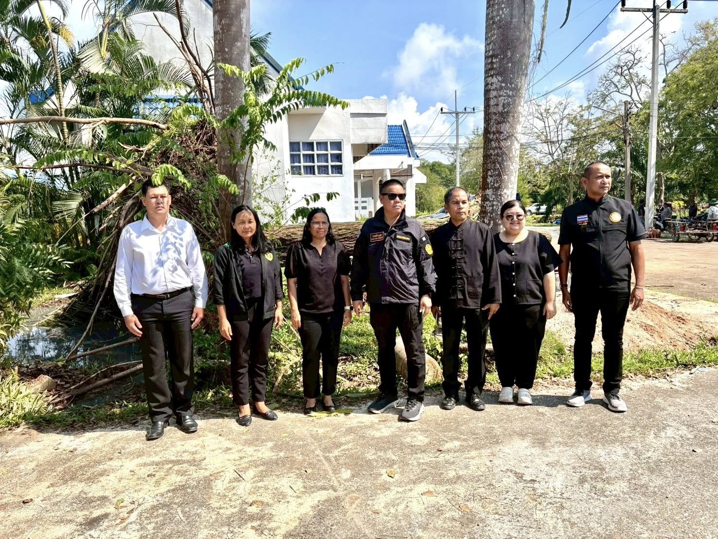 นายอำเภอกาญจนดิษฐ์ ได้มาตรวจเยี่ยมศูนย์ฯ และตรวจสอบความเสียหายที่เกิดจากพายุลมแรง 