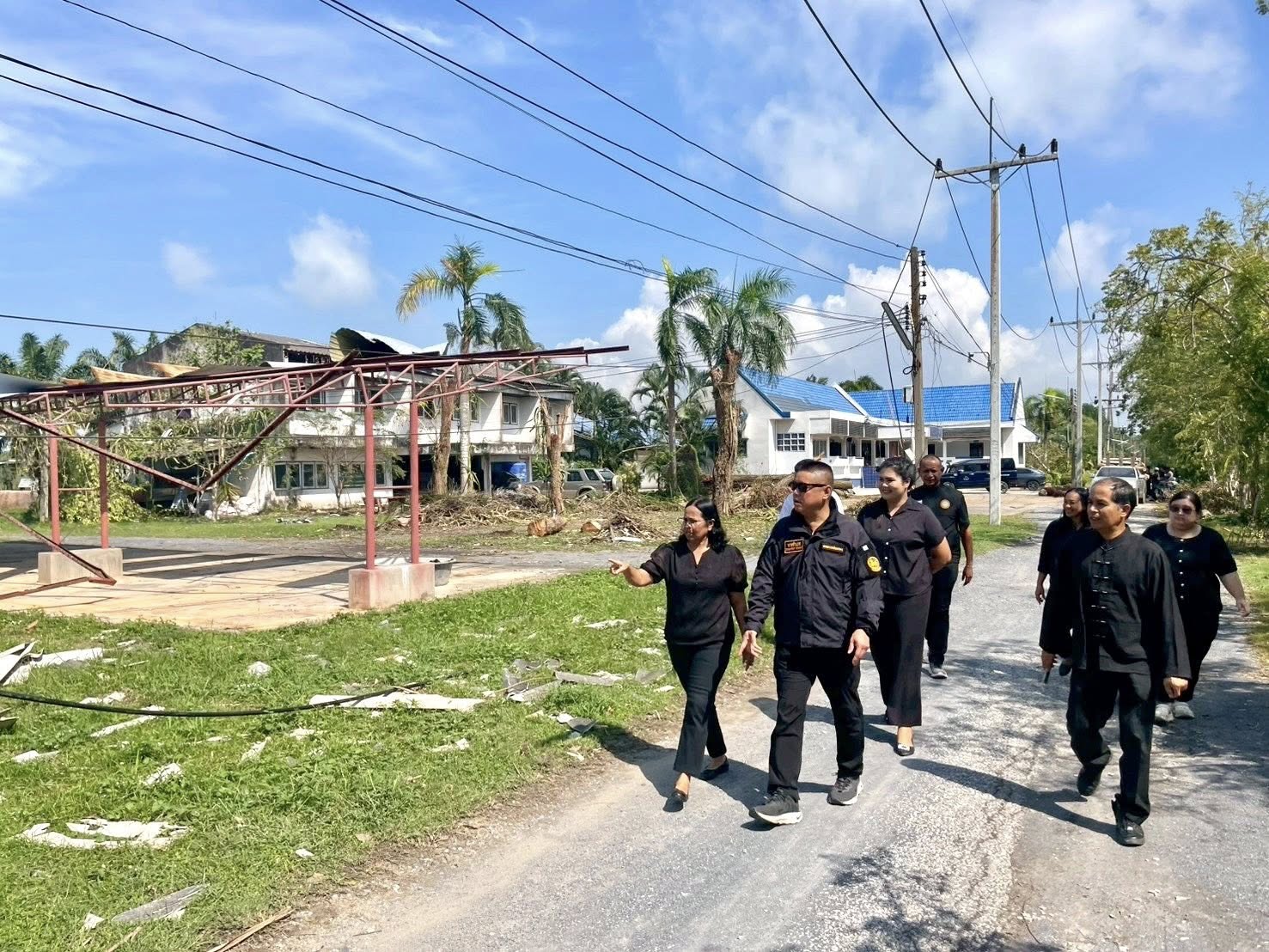 นายอำเภอกาญจนดิษฐ์ ได้มาตรวจเยี่ยมศูนย์ฯ และตรวจสอบความเสียหายที่เกิดจากพายุลมแรง 