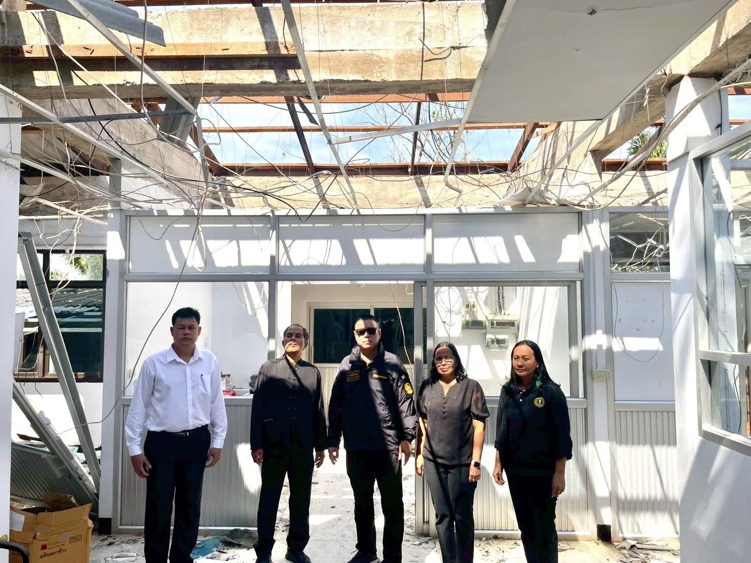 นายอำเภอกาญจนดิษฐ์ ได้มาตรวจเยี่ยมศูนย์ฯ และตรวจสอบความเสียหายที่เกิดจากพายุลมแรง 