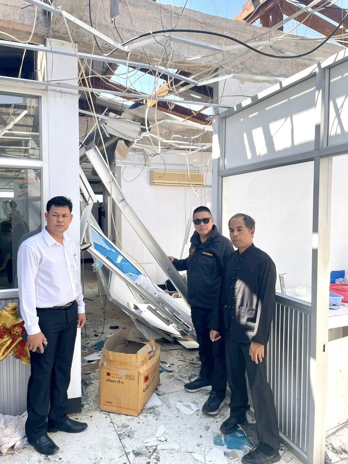 นายอำเภอกาญจนดิษฐ์ ได้มาตรวจเยี่ยมศูนย์ฯ และตรวจสอบความเสียหายที่เกิดจากพายุลมแรง 