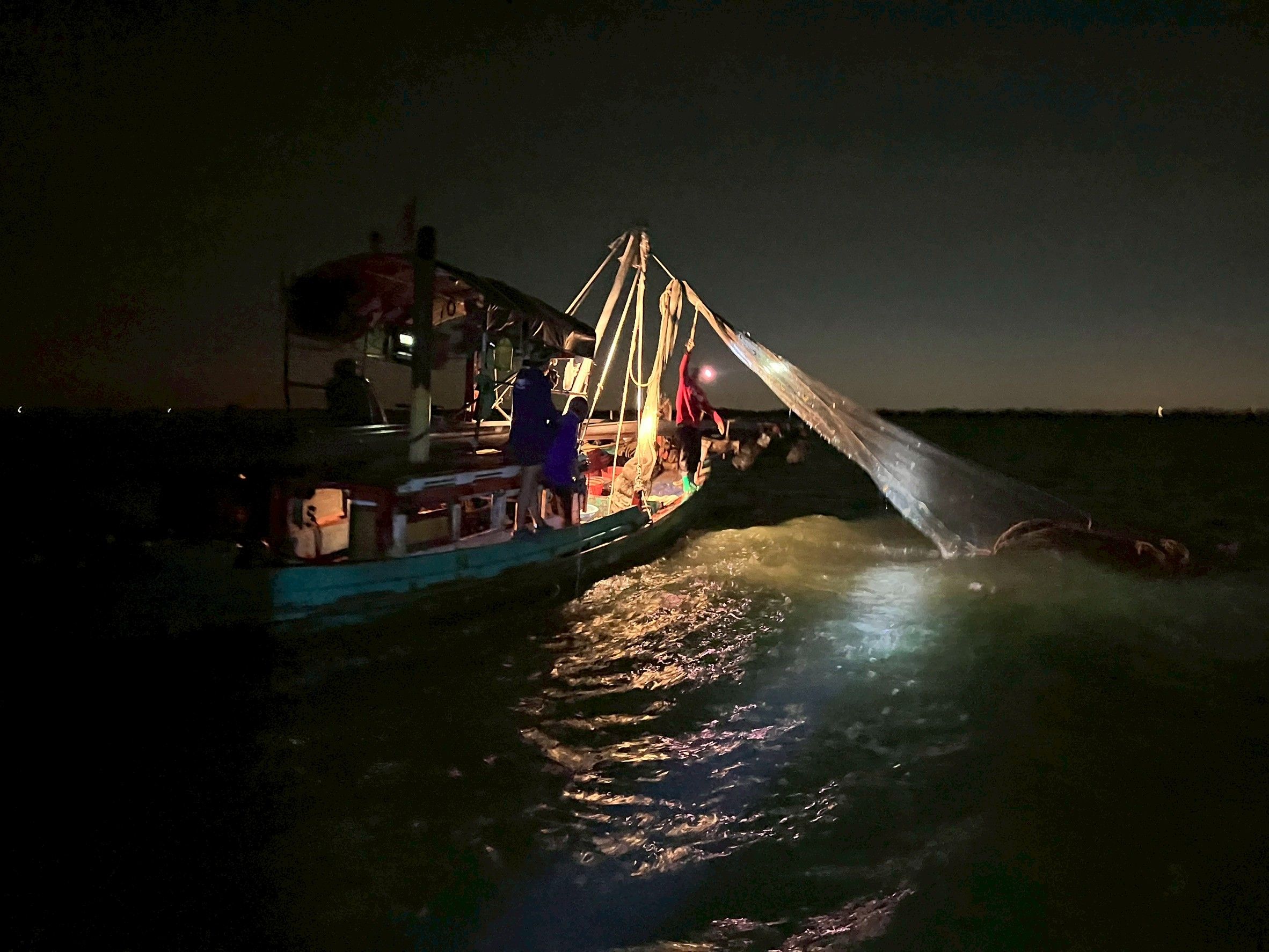 จับกุมเรือประมงผิดกฎหมายจำนวน 1 ลำ ผู้ต้องหา 2 คน โดยใช้เครื่องมืออวนรุนปลา..คลิก