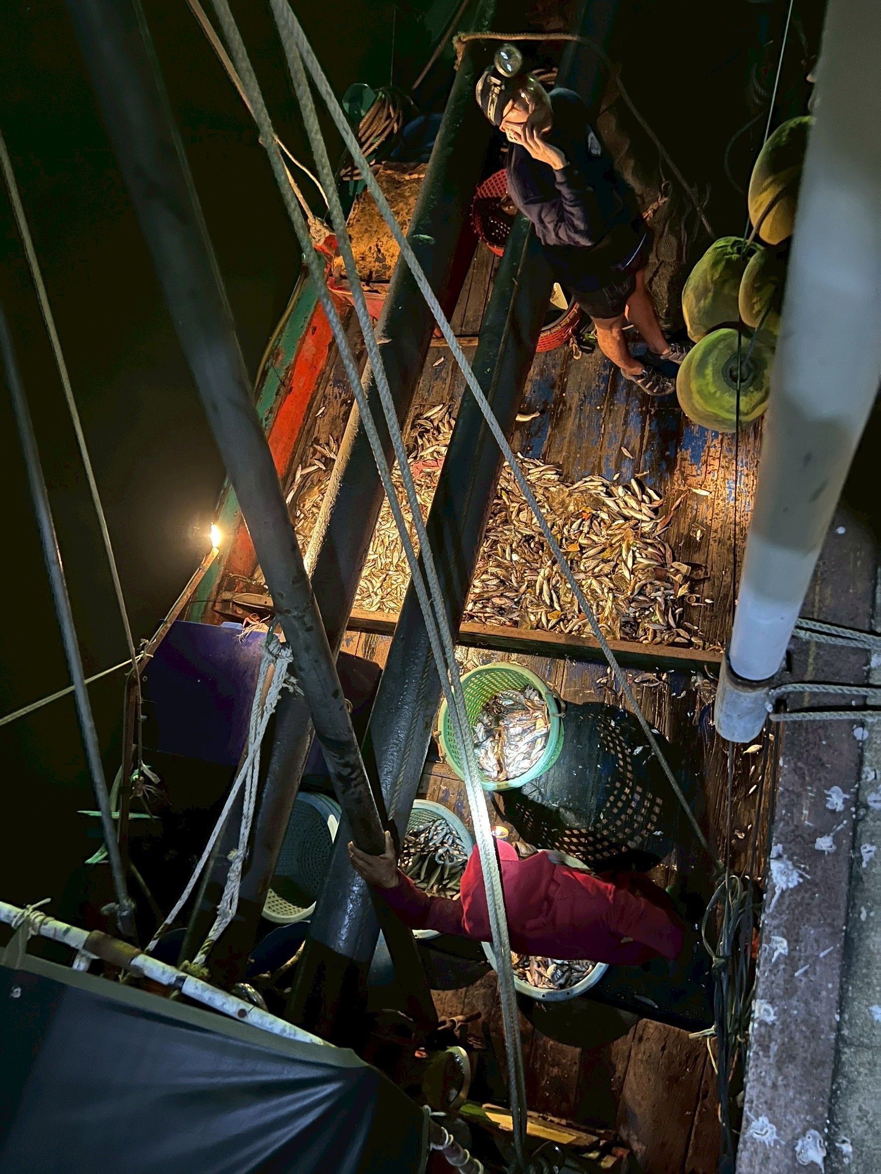 จับกุมเรือประมงผิดกฎหมายจำนวน 1 ลำ ผู้ต้องหา 2 คน โดยใช้เครื่องมืออวนรุนปลา