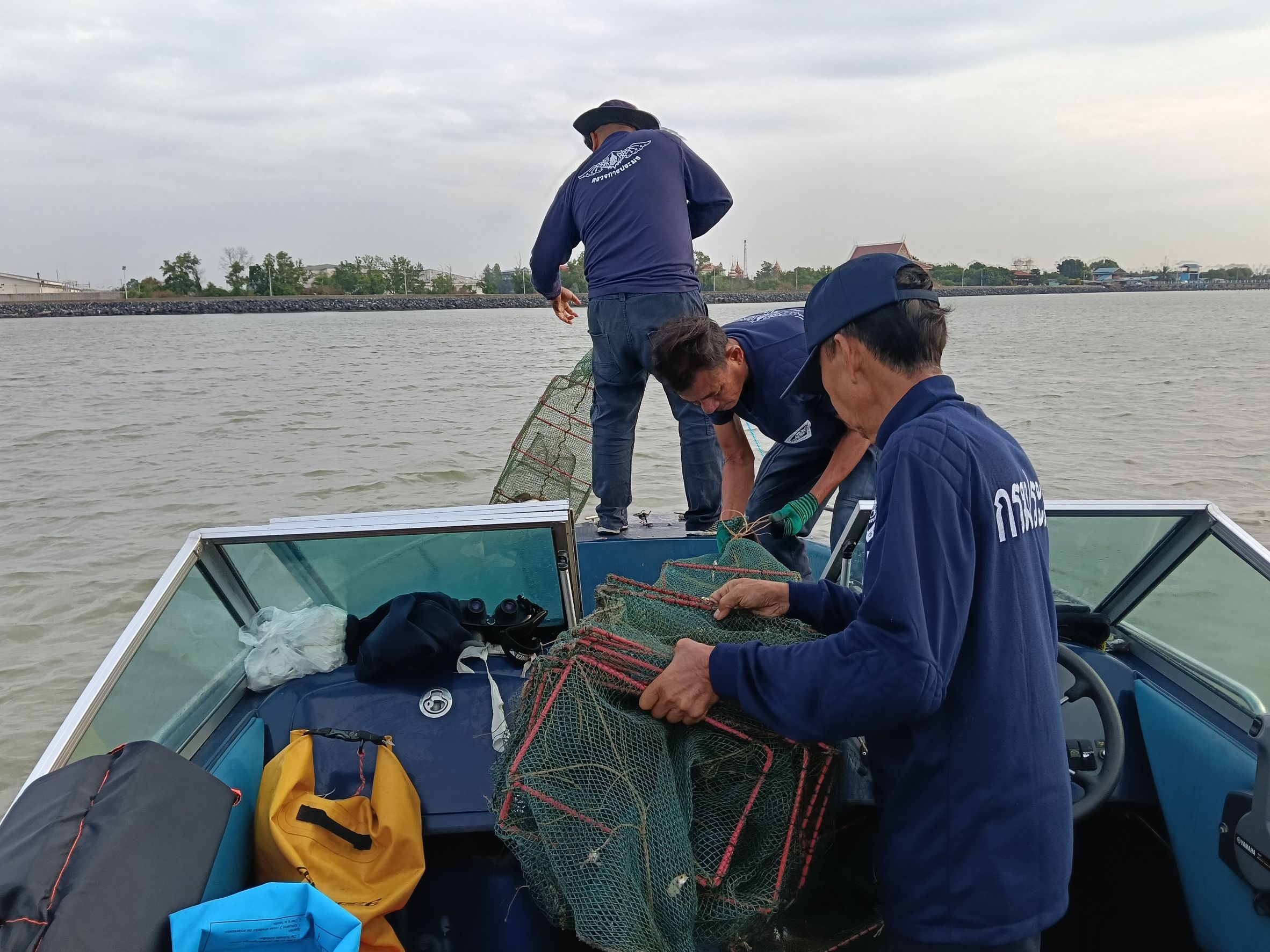 ตรวจยึดเครื่องมือลอบพับได้หรือไอ้โง่ จำนวน 20 ลูก..คลิก