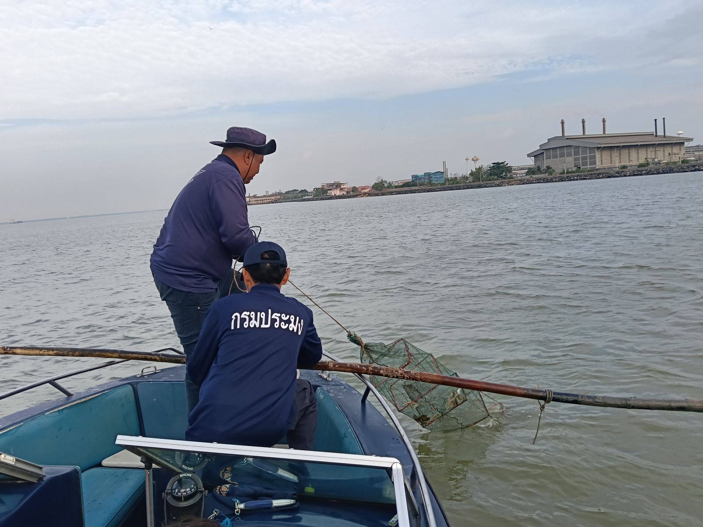 ตรวจยึดเครื่องมือลอบพับได้หรือไอ้โง่ จำนวน 20 ลูก