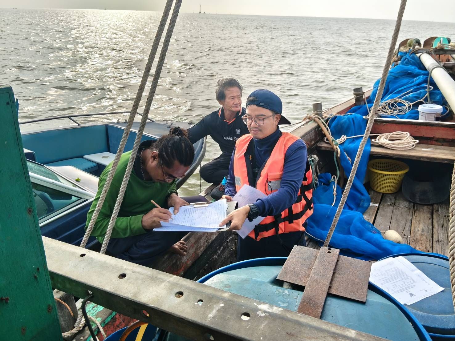 ออกปฏิบัติงาน ควบคุมเฝ้าระวังการทำการประมงพื้นที่ทะเลชายฝั่ง