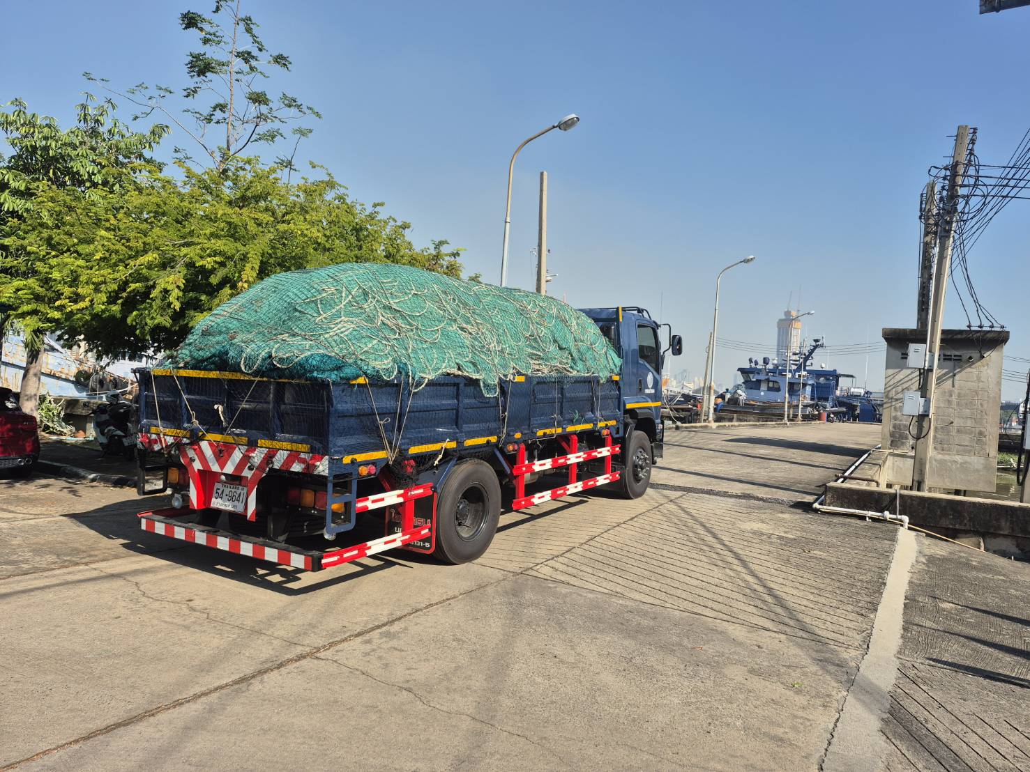 ดำเนินการรับมอบอวนจากพี่น้องชาวประมง จังหวัดเพชรบุรี เพื่อสนับสนุนและส่งต่อให้กองทัพบกใช้ในภารกิจด้านความมั่นคงตามแนวชายแดนของประเทศ