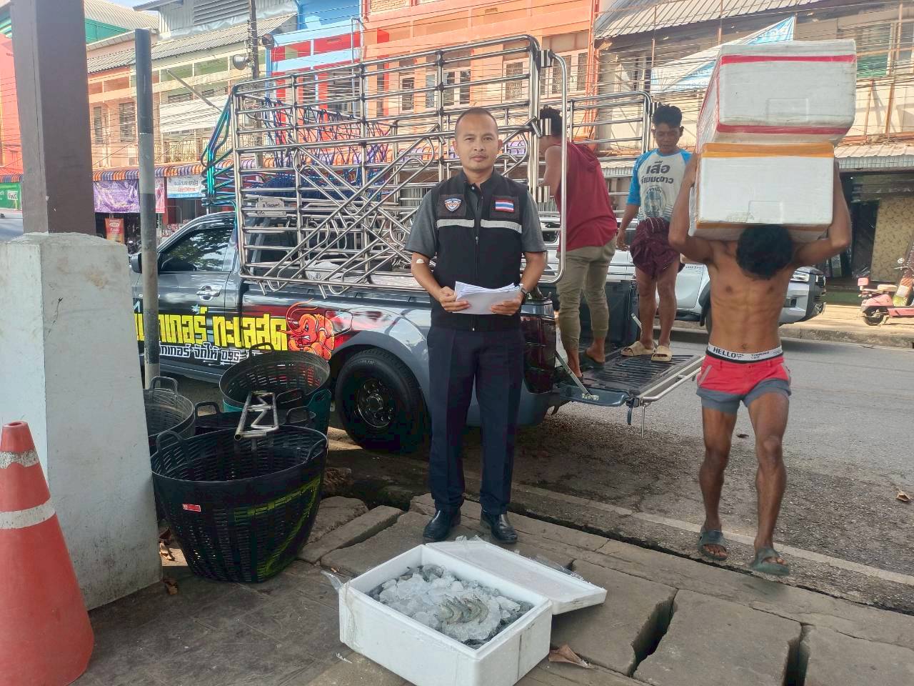 เจ้าหน้าที่ศูนย์บริหารจัดการด่านตรวจประมง เขต 1 (เชียงราย) ตรวจสอบสัตว์น้ำส่งออกไปยังสาธารณรัฐประชาธิปไตยประชาชนลาว..คลิก