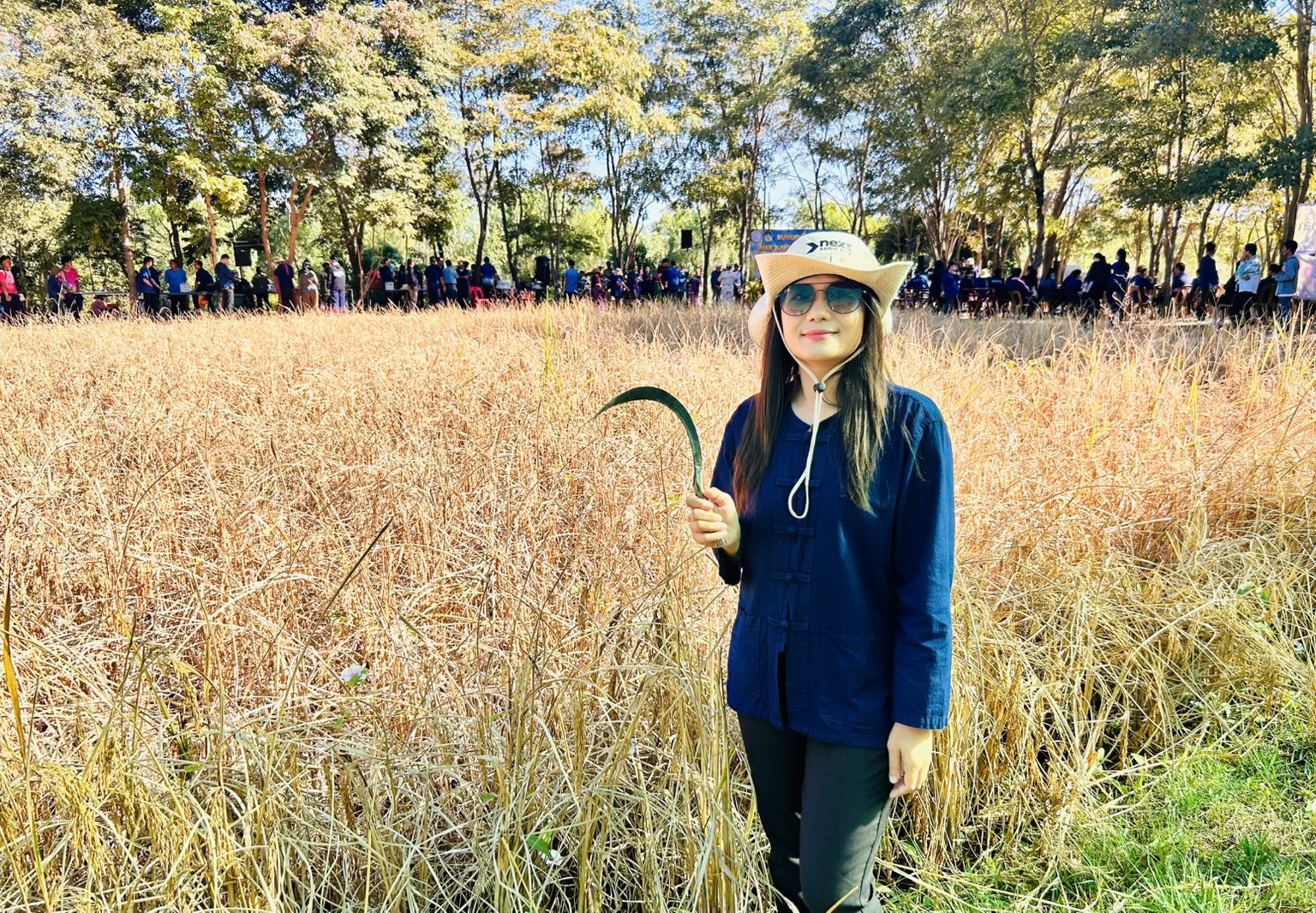 ร่วมพิธีเปิดงาน และร่วมลงแขกเกี่ยวข้าว ในงานลงแขกเกี่ยวข้าว สืบสานประเพณี วิถีชาวนาภายใต้โครงการตามแผนปฏิบัติราชการประจำปีจังหวัดร้อยเอ็ด ประจำปีงบประมาณ พ.ศ. 2569