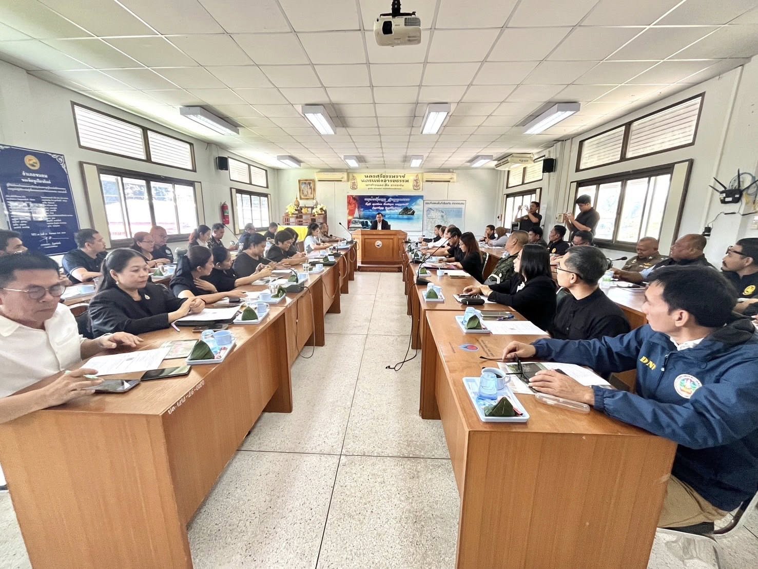 วันที่ 2 ธันวาคม 2568 นายมาโนช อัจนากิตติ หัวหน้าศูนย์ควบคุมการแจ้งเรือเข้าออกขนอม เข้าร่วมประชุมคณะกรรมการบริหารงานแบบบูรณาการอำเภอ