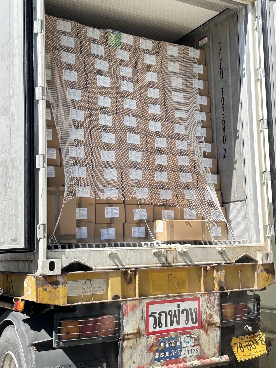 วันที่ 3 ธันวาคม 2568 เจ้าหน้าที่ด่านตรวจประมงนครศรีธรรมราช เปิดตรวจสอบตู้คอนเทนเนอร์ที่บรรจุสินค้าแช่แข็ง