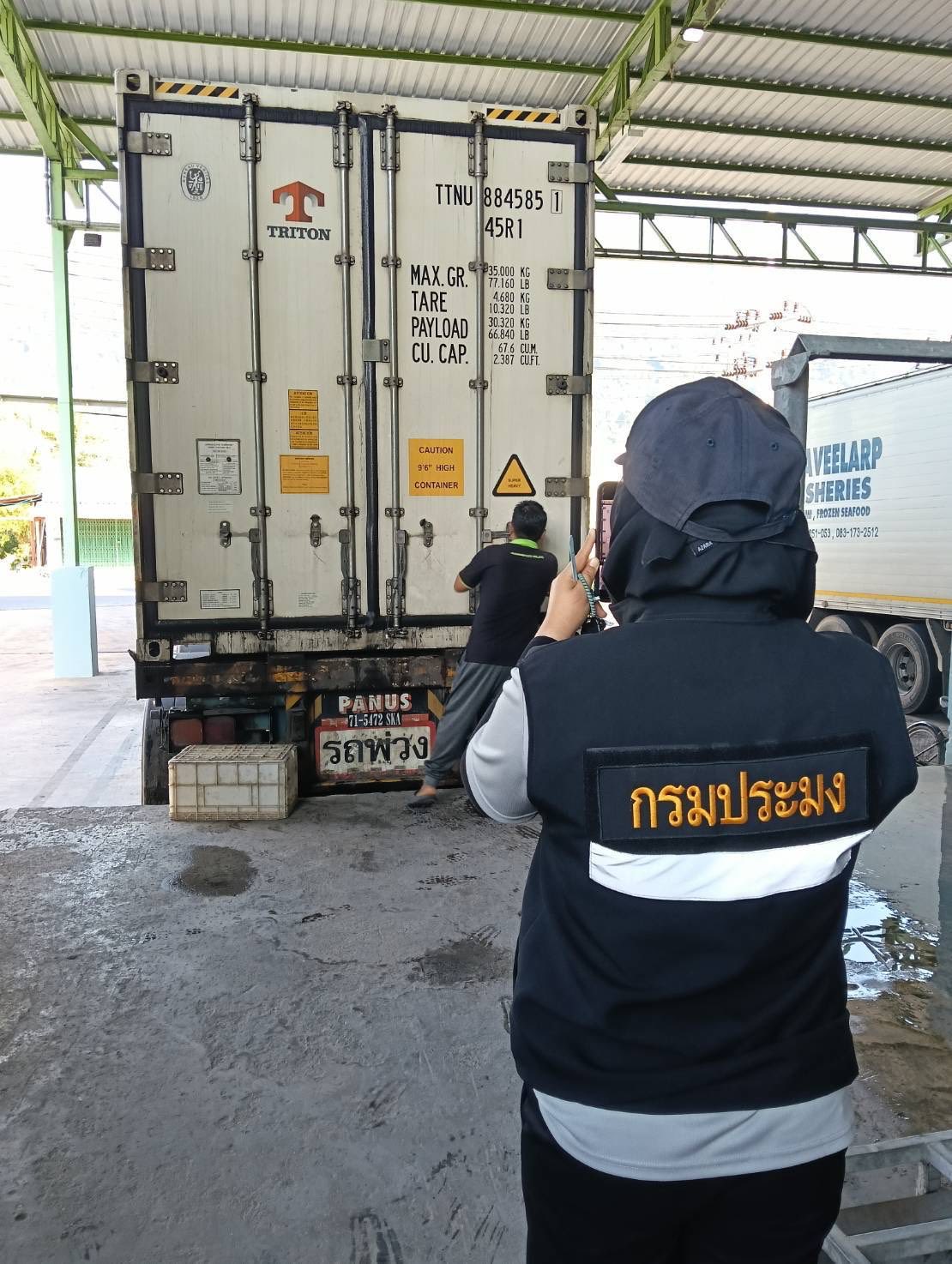 วันที่ 3 ธันวาคม 2568 เจ้าหน้าที่ด่านตรวจประมงนครศรีธรรมราช เปิดตรวจสอบตู้คอนเทนเนอร์ที่บรรจุสินค้าแช่แข็ง..คลิก