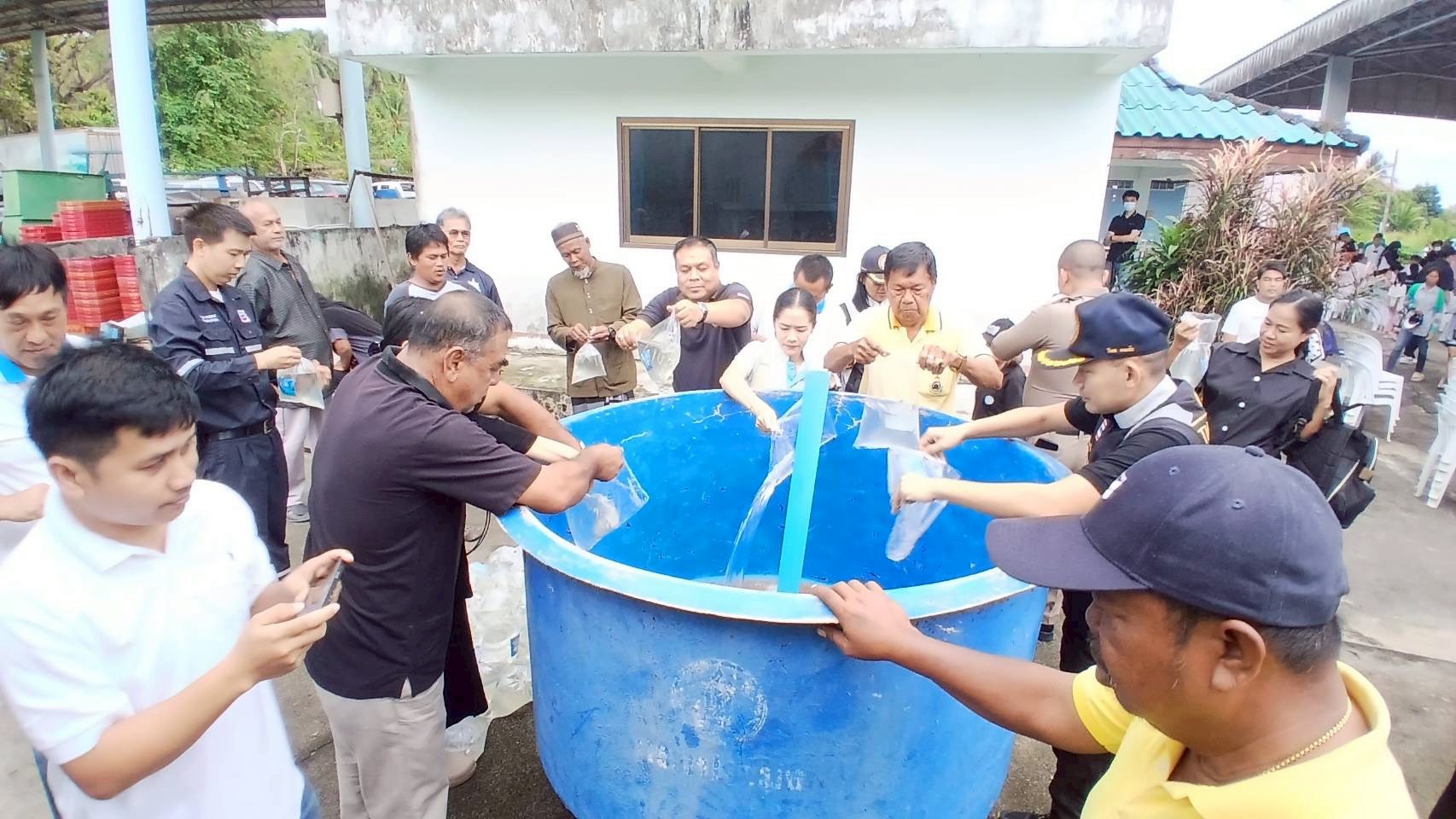 วันที่ 5 ธันวาคม 2568 เจ้าหน้าที่ศูนย์ควบคุมการแจ้งเรือเข้าออกนครศรีธรรมราช ร่วมกิจกรรมจิตอาสาบำเพ็ญสาธารณประโยชน์และบำเพ็ญสาธารณกุศล