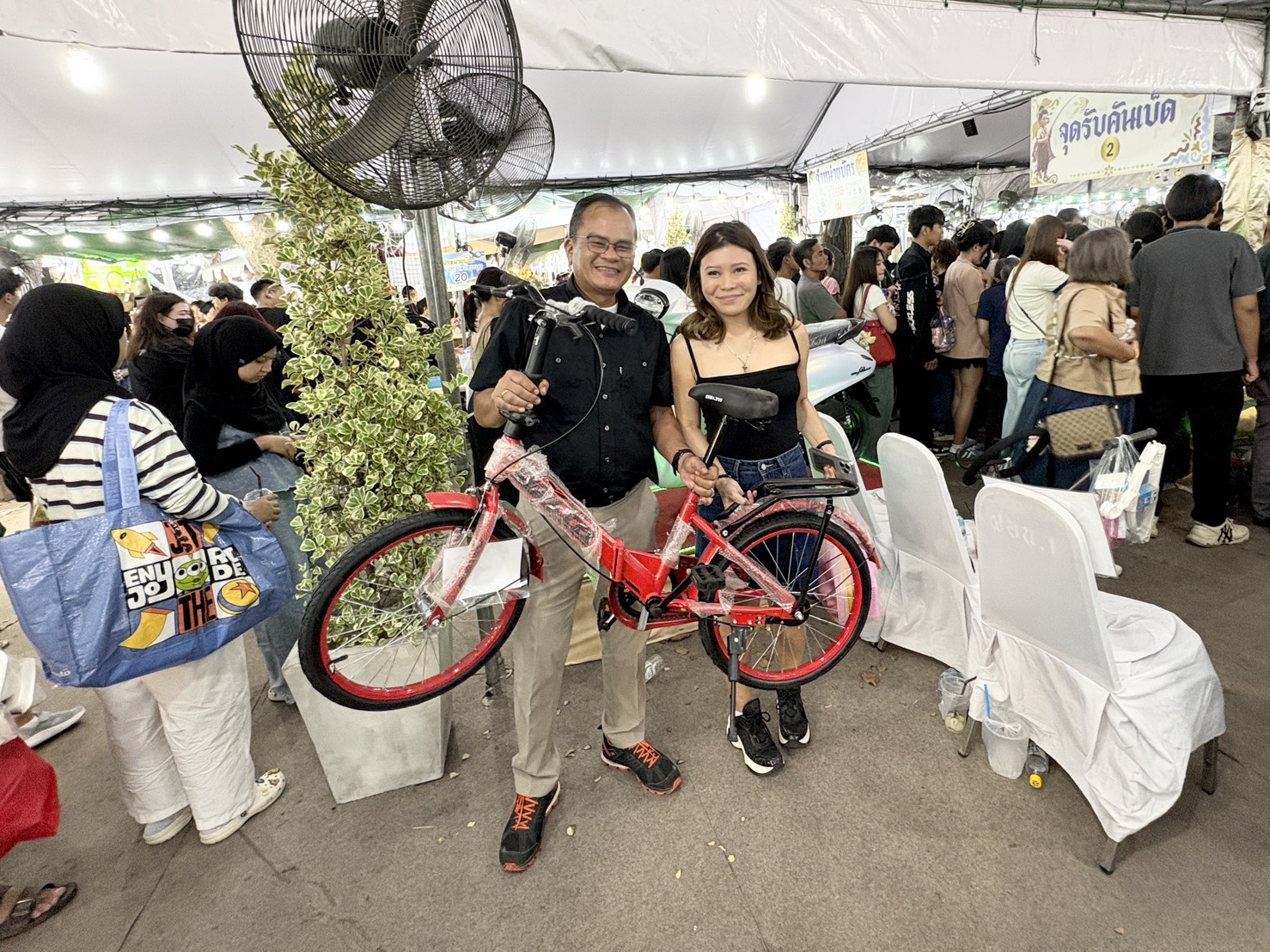 รองอธิบดีกรมประมง เยี่ยมชมร้านกาชาดกระทรวงเกษตรและสหกรณ์ พร้อมมอบรางวัลให้แก่ผู้โชคดีจากเกมตกปลาหรรษา..คลิก